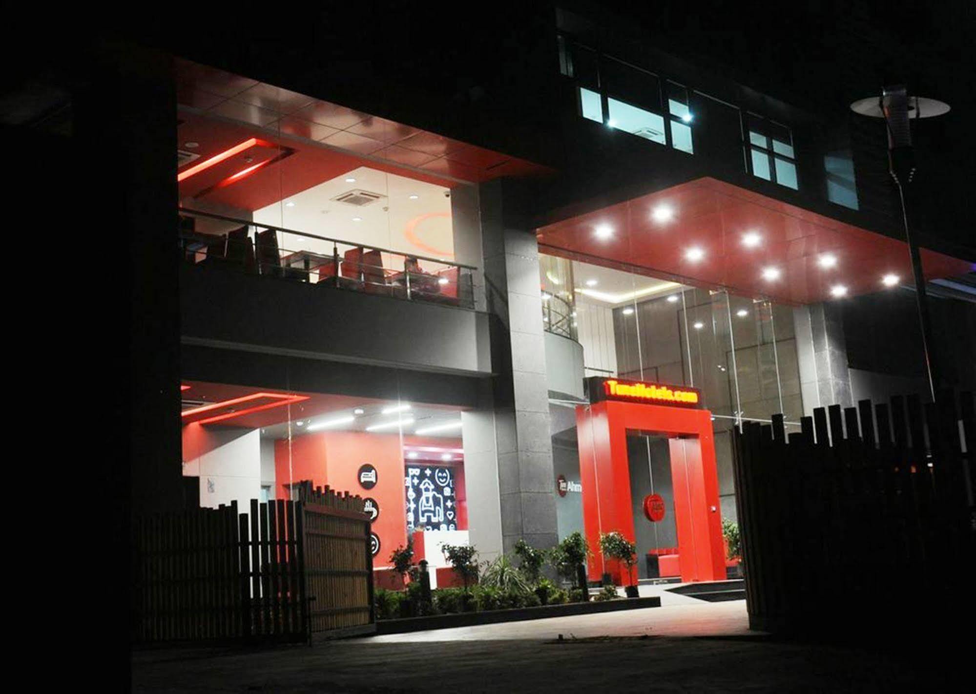 Mango Hotels Tune Ahmedabad Exterior foto